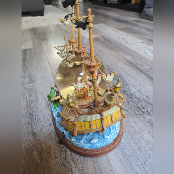Rare Vintage Peter Pan And Captain Hook Musical Snow Globe - Picture 3 of 7